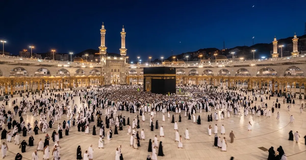 Koyu mavi gökyüzü altında gece aydınlatmasıyla mekân — Arafat Dağı - 2026 Ziyaret Rehberi ve Tarihçe