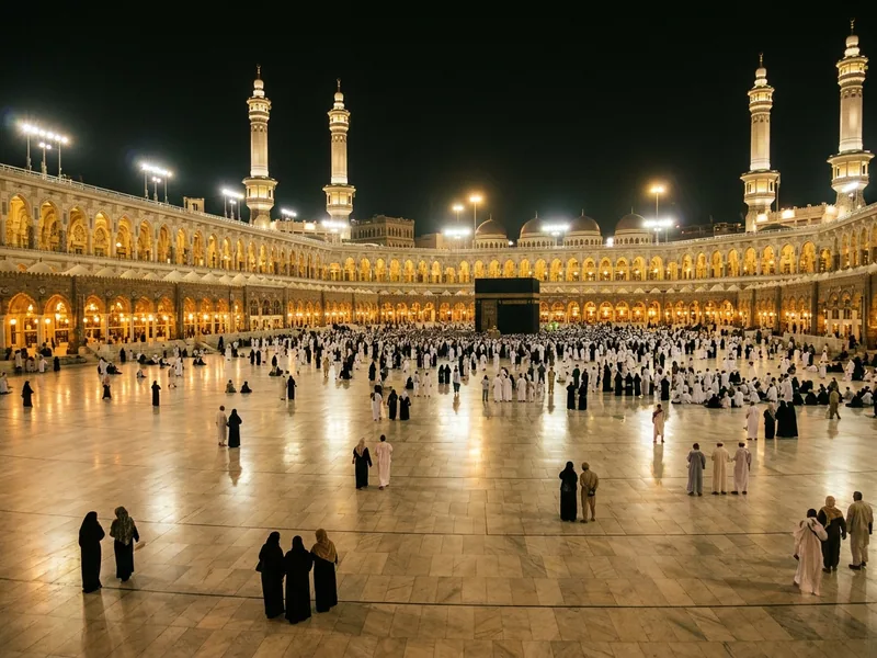 Mescid-i Haram avlusunda huzurlu bir ibadet ortamı ve gece aydınlatması
