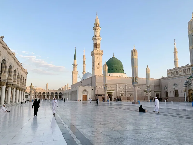 Kuba Camii çevresi ve yeşil kubbesi — hicrat yolunun son durağı