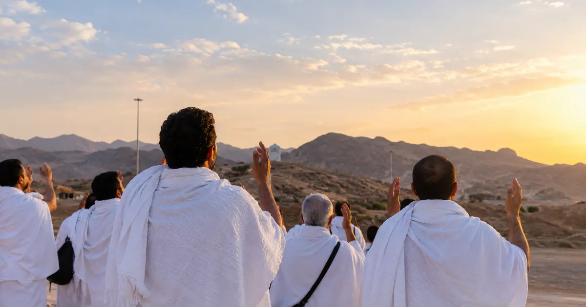 Cami içinde sebilden zemzem içen umreci — İhram Duası ve Telbiye — Arapça ve Türkçe Okunuşu 2026
