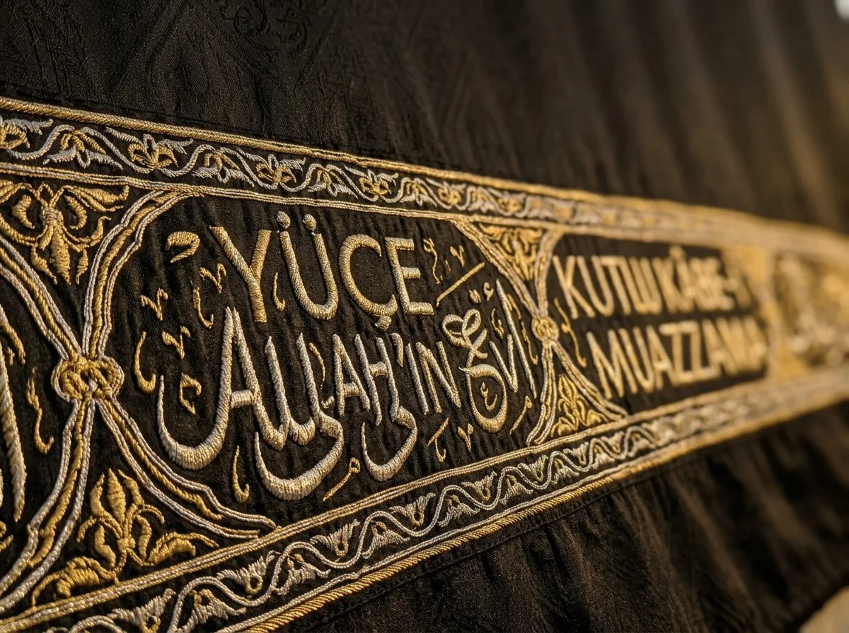 Kâbe'nin siyah örtüsü ve altın işleme yazı kuşağı