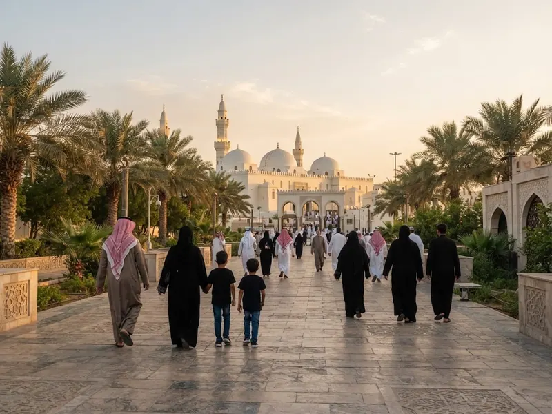 Mekâna yaklaşan patikada yürüyen ziyaretçiler — Kuba Camii Ziyareti - İslam'ın İlk Camisi 2026 Rehberi