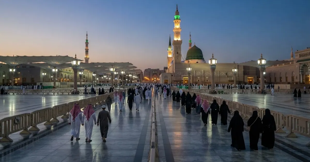 Mescid-i Nebevi avlusunda sabah namazına yürüyen cemaat — Medine Namaz Vakitleri Yerel Saat 2026 — Türkiye Farkı