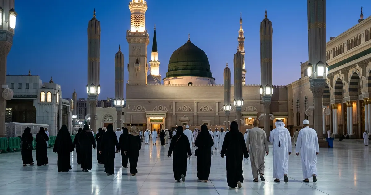 Mavi saatte Kâbe ve etrafında tavaf eden cemaat — Medine Ziyaret Turları 2026: Rehberli Tur Seçenekleri