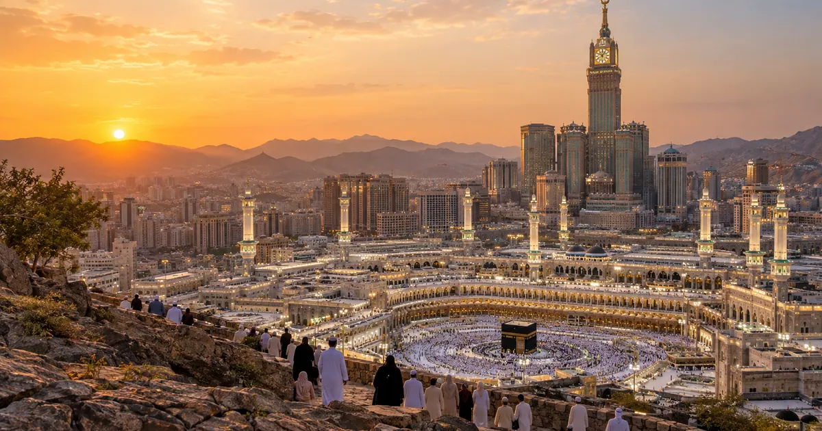 Gün batımında Mekke silueti ve uzakta Mescid-i Haram — Mekke'de Günlük Yaşam: Bireysel Umreciler İçin Rehber 2026