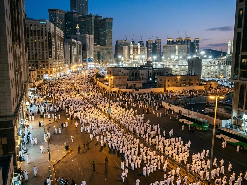 Mescid-i Haram çevresinde kalabalık ziyaretçi akışı ve otel siluetleri