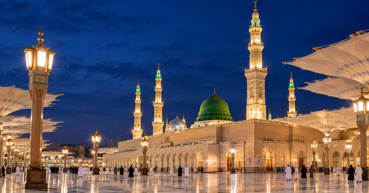 Koyu mavi gökyüzü altında gece aydınlatmalı Mescid-i Nebevi — Suudi Arabistan Yemekleri: Geleneksel Lezzetler 2026