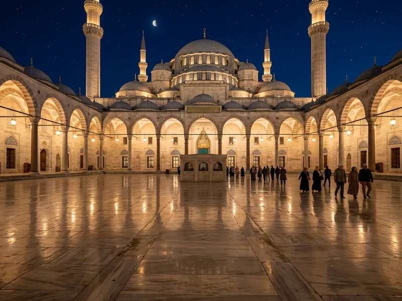 Gece saatlerinde sakin bir tavaf ortamı ve aydınlatılmış Harem avlusu