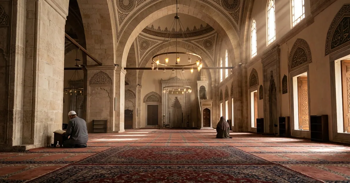 Namaz sonrası sakin cami içi, kemerlerden süzülen ışık — Umre ve Hac'ta Tıraş Olma Kuralları: 2026 Rehberi