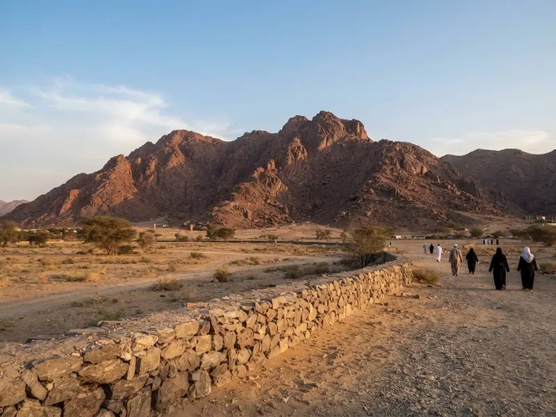 Mekânın tarihî taş işçiliği ve giriş kapısı yakın plan — Uhud Savaşı Alanı Ziyareti 2026: Tarihi ve Önemi