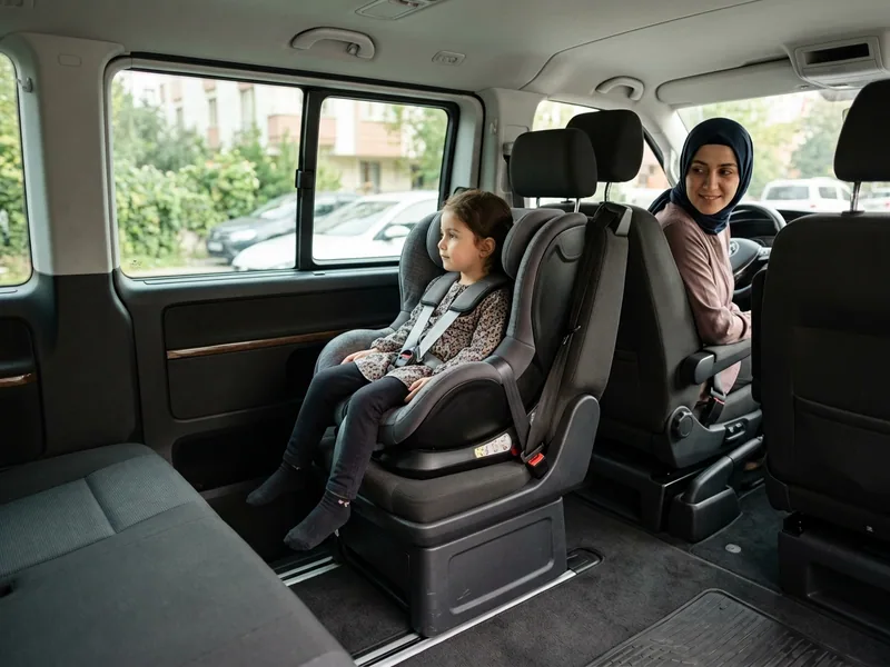 Umre transfer bebek koltuğu araç içi düzen fotoğrafı